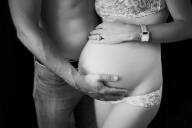 Hamile çiftin kucaklamaları, siyah beyaz fotoğraf, meçhul portre.