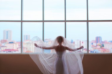 Büyük penceresine bakarak ve gelecek hayal gelin