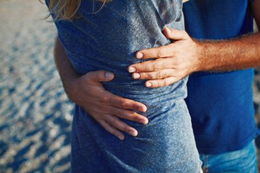 İki sevgili kumsalda sarılma