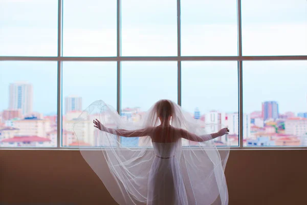 望着巨大的窗口，憧憬着未来的新娘 — 图库照片