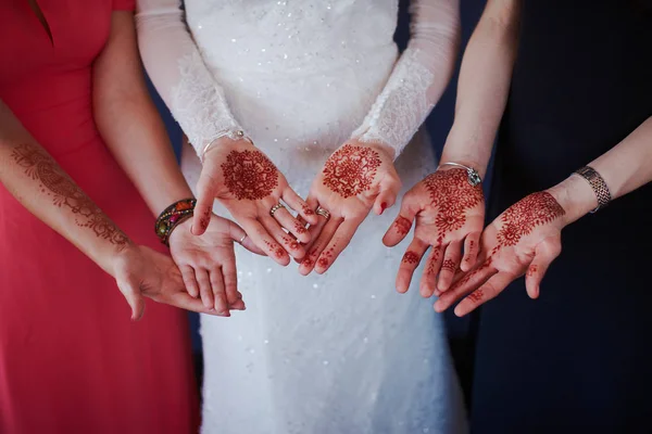 Belos padrões de hena nas mãos da noiva e seus amigos — Fotografia de Stock