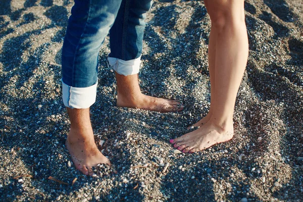 Dos amantes besándose en la playa — Foto de Stock