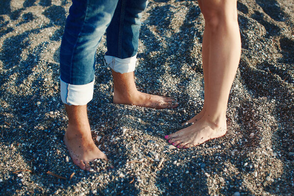 Два любовника целуются на пляже
