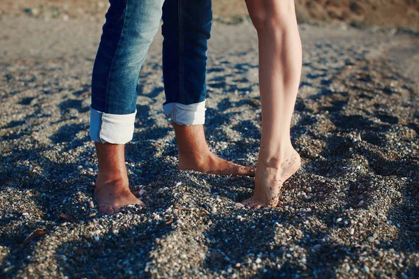 Dos amantes besándose en la playa — Foto de Stock