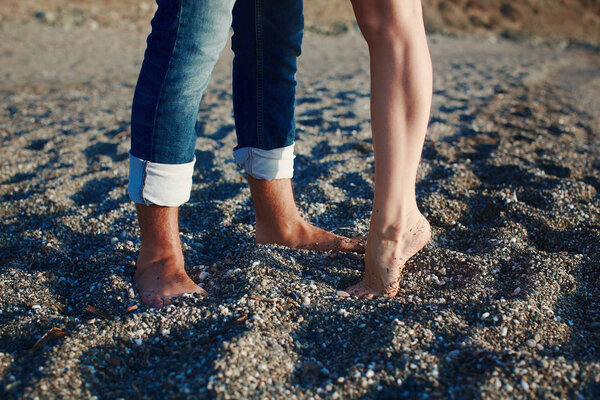 Два любовника целуются на пляже
