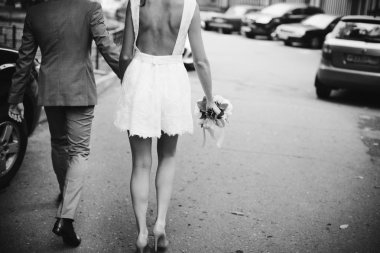 Gelin açık sırt ile son derece kısa ve seksi elbiseli.