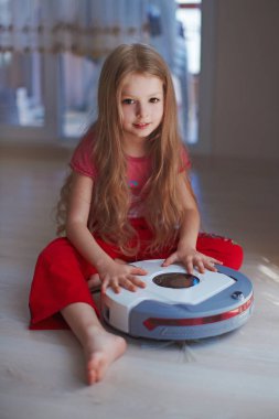 Robot elektrikli süpürge oynama ile çocuk.