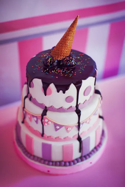 女孩的生日特写镜头的的惊人坪蛋糕。 — 图库照片