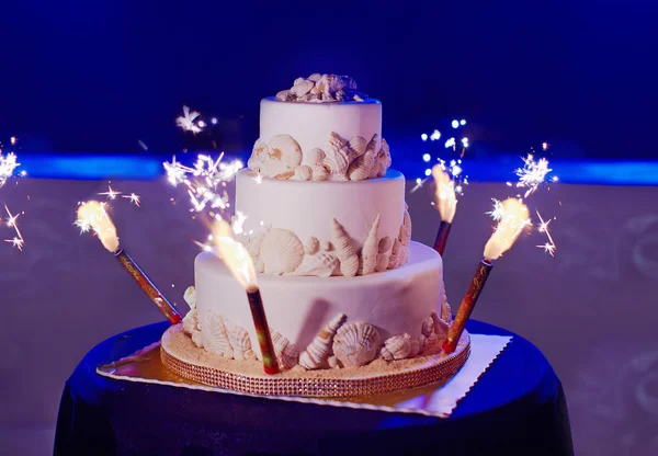 Bolo de casamento incrível no estilo do mundo do mar com brilhos — Fotografia de Stock