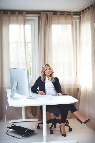 彼女の机の上の作業彼女の個人事務所で美しいビジネス女性. — ストック写真