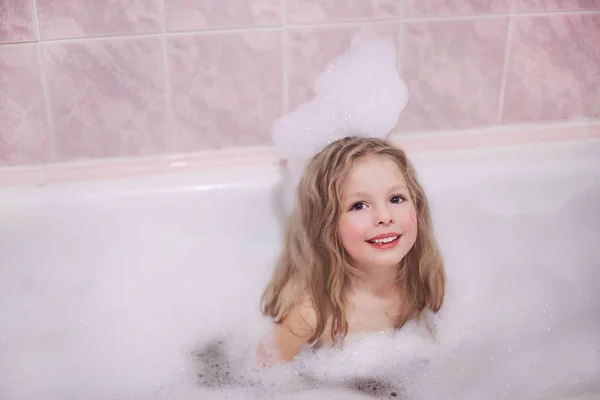 Kind hat Spaß in Bad und Dusche — Stockfoto