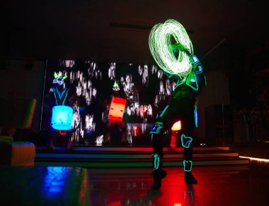 Lazer show alevler ve parlayan davul, çok güzel bir gece kulübü performans, parti ile performans