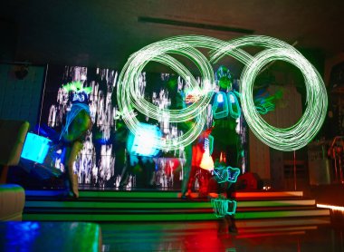 Lazer show alevler ve parlayan davul, çok güzel bir gece kulübü performans, parti ile performans