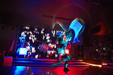 Lazer show alevler ve parlayan davul, çok güzel bir gece kulübü performans, parti ile performans