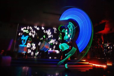Lazer show alevler ve parlayan davul, çok güzel bir gece kulübü performans, parti ile performans