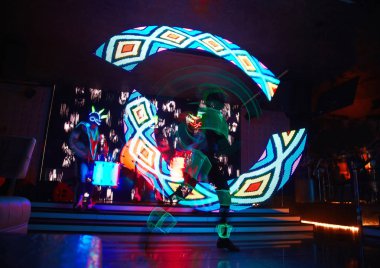 Lazer show alevler ve parlayan davul, çok güzel bir gece kulübü performans, parti ile performans