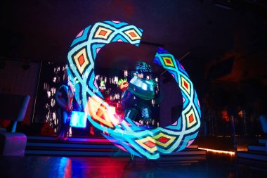 Lazer show alevler ve parlayan davul, çok güzel bir gece kulübü performans, parti ile performans