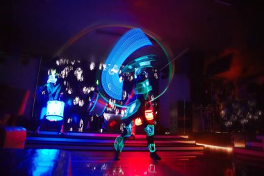 Lazer show alevler ve parlayan davul, çok güzel bir gece kulübü performans, parti ile performans