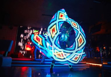 Lazer show alevler ve parlayan davul, çok güzel bir gece kulübü performans, parti ile performans