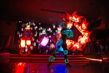 Lazer show alevler ve parlayan davul, çok güzel bir gece kulübü performans, parti ile performans