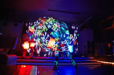Lazer show alevler ve parlayan davul, çok güzel bir gece kulübü performans, parti ile performans