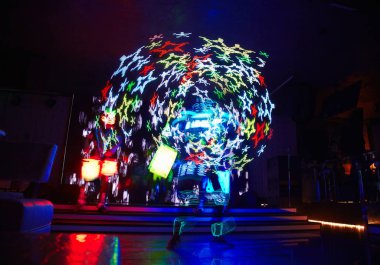 Lazer show alevler ve parlayan davul, çok güzel bir gece kulübü performans, parti ile performans