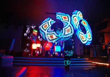 Lazer show alevler ve parlayan davul, çok güzel bir gece kulübü performans, parti ile performans