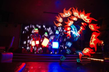Lazer show alevler ve parlayan davul, çok güzel bir gece kulübü performans, parti ile performans