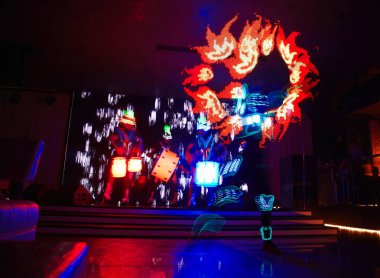 Lazer show alevler ve parlayan davul, çok güzel bir gece kulübü performans, parti ile performans