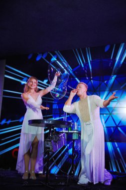 Şaşırtıcı kabarcık gösterisi performansını iki sanatçı, ışıklar, duman