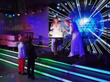 Şaşırtıcı kabarcık gösterisi performansını iki sanatçı, ışıklar, duman