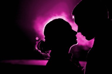 İki sevgilinin birbirlerine tarihte arıyorum arka ışık