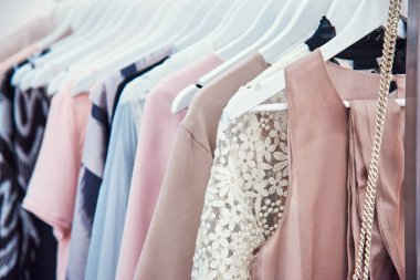 Parlak güzel pastel tonları ayrıntılarını koleksiyon elbise