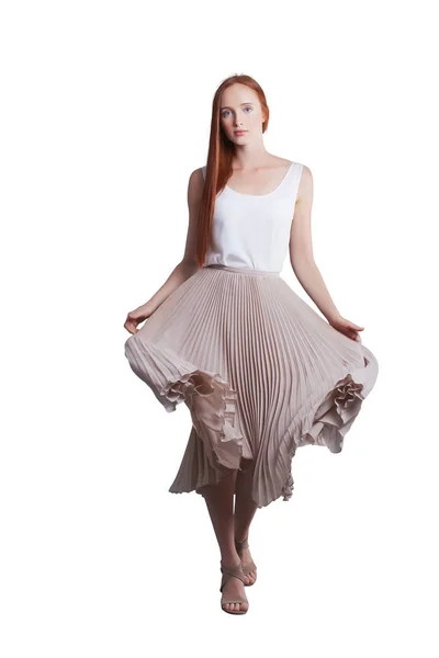 Hermosa joven modelo flaco largo con el pelo rojo usando el color del polvo plisado falda —  Fotos de Stock