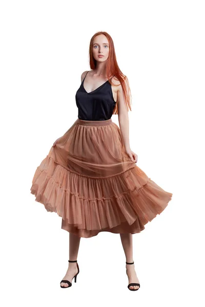 Hermosa joven modelo flaco largo con el pelo rojo con el color de bronce transparente plisado falda y top de seda negro —  Fotos de Stock