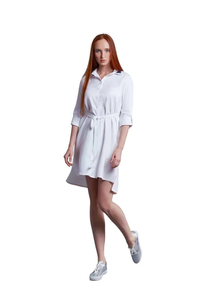 Hermosa joven modelo flaco largo con el pelo rojo con camisa de vestir blanca —  Fotos de Stock
