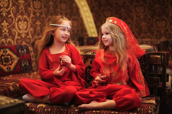 Halk Arapça kostümleri birlikte Türk çay içme'de iki kız