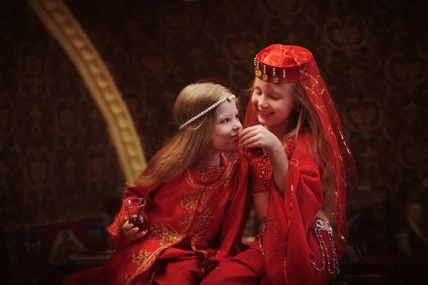 Duas meninas em trajes árabes populares bebendo chá turco juntas — Fotografia de Stock