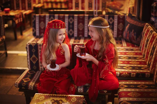 Halk Arapça kostümleri birlikte Türk çay içme'de iki kız