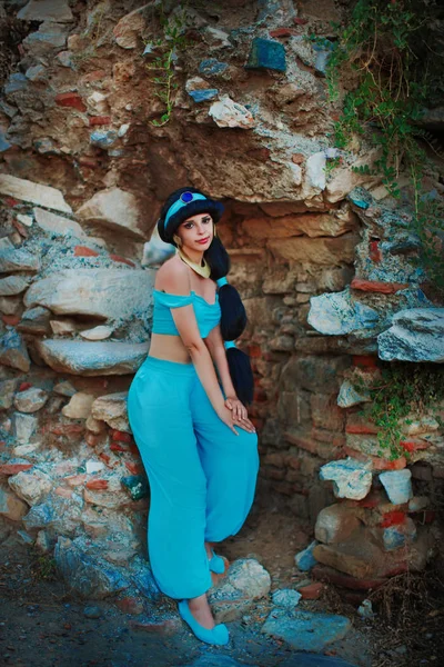 Chica encantadora en traje oriental árabe en ruinas antiguas baile de fondo, sonriendo — Foto de Stock