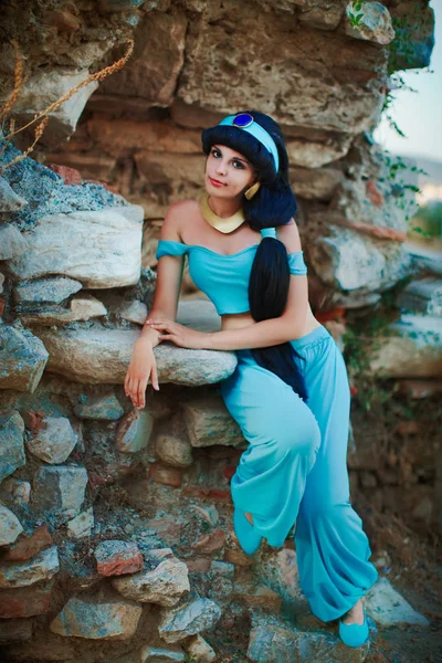 Fata fermecătoare în costum oriental arab pe ruine antice fundal dans, zâmbind — Fotografie, imagine de stoc