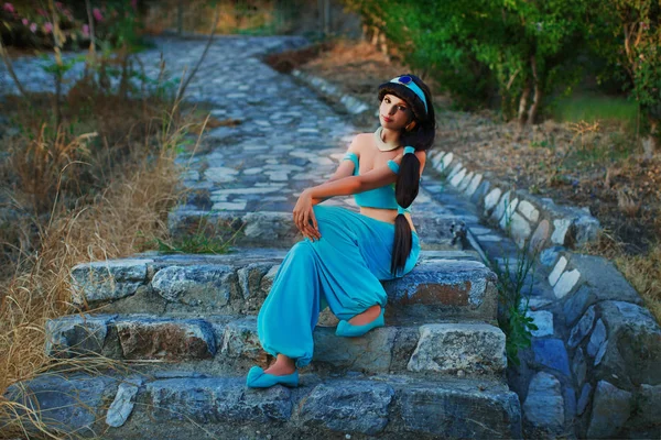 Chica encantadora en traje oriental árabe en ruinas antiguas baile de fondo, sonriendo — Foto de Stock
