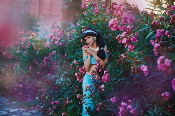 Çekici kız dans, gülümseyen antik kalıntılar arka plan üzerinde Arapça oryantal kostüm