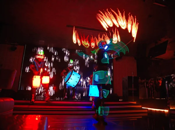 Laserové označení výkonu s plameny a zářící bicí, velmi krásná noční klub výkon, strana — Stock fotografie