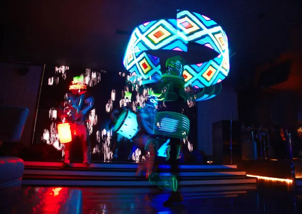 Lazer show alevler ve parlayan davul, çok güzel bir gece kulübü performans, parti ile performans