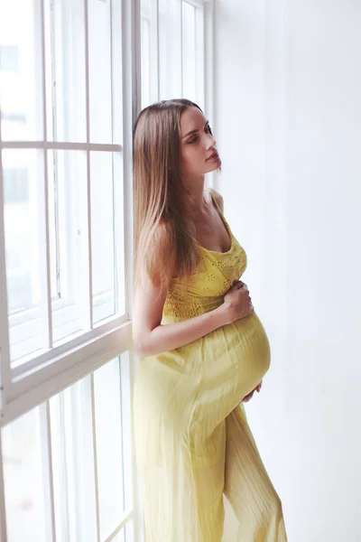 Muito magro vegetariano mulheres grávidas saudáveis modelo bonito — Fotografia de Stock