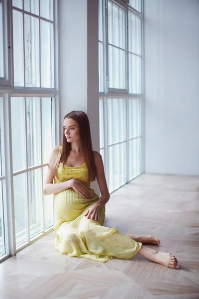 Mycket mager vegetarisk friska gravida kvinnor vackra modell — Stockfoto