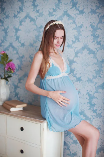 非常瘦的素食健康孕妇漂亮的模特 — 图库照片