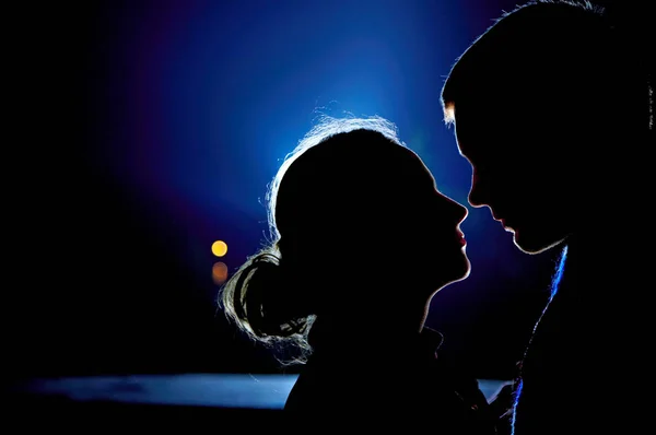 Dua pecinta di backlight saling memandang pada tanggal — Stok Foto