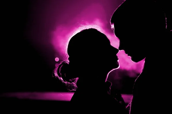 İki sevgilinin birbirlerine tarihte arıyorum arka ışık